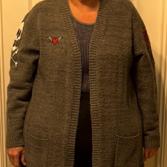 🖤🧵 Cozy-cool with attitude! Cardigan with skull & roses graphics ☠️ 🌹 - Picture 14 of 14